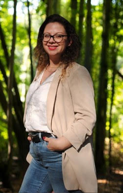 Nicole Kompier Een glimlachende foto van Nienke in het bos